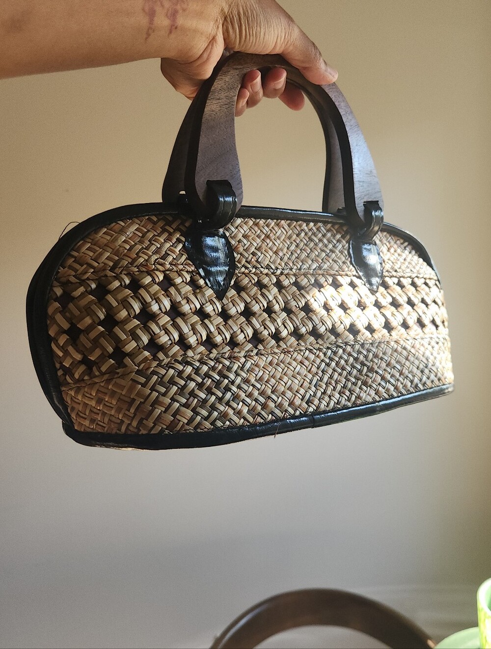 Vintage Woven Straw Handbag Wooden Handles Zip Top Structured Boho Resort Purse